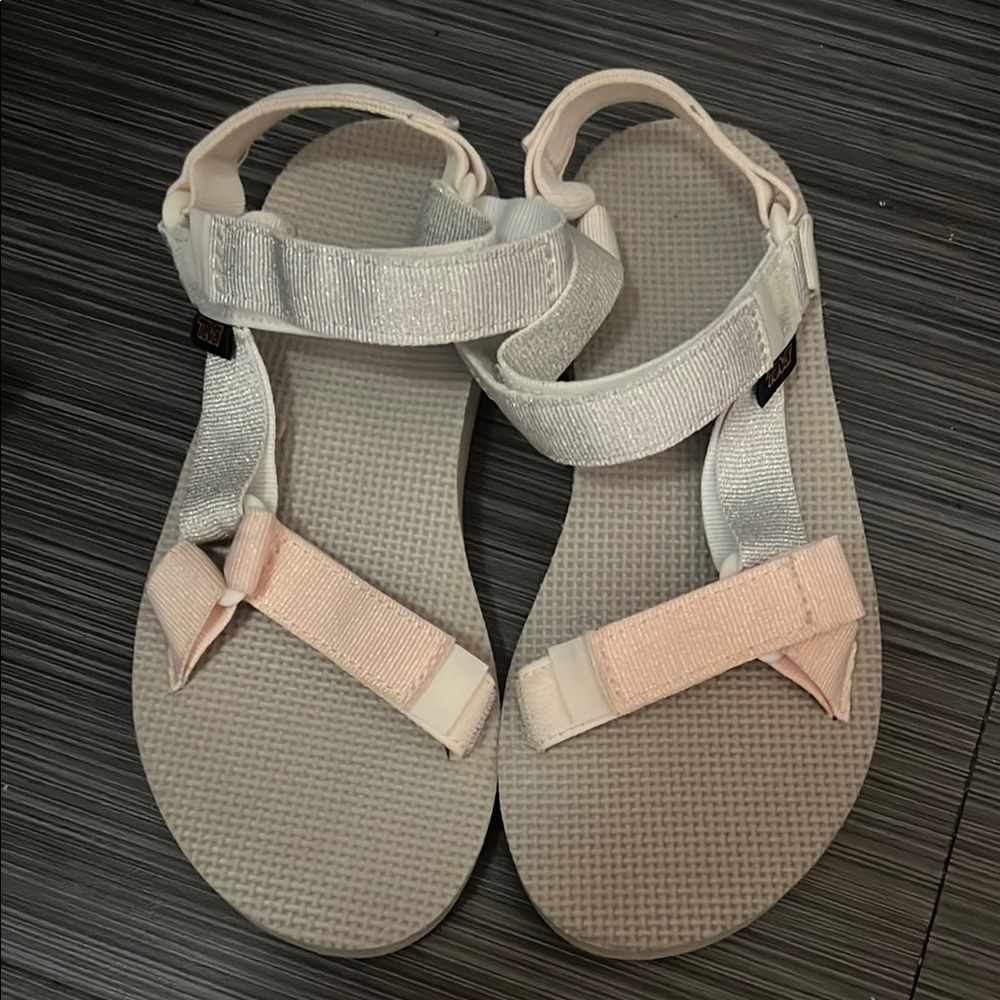 Women's Sandals in Silver and Pink